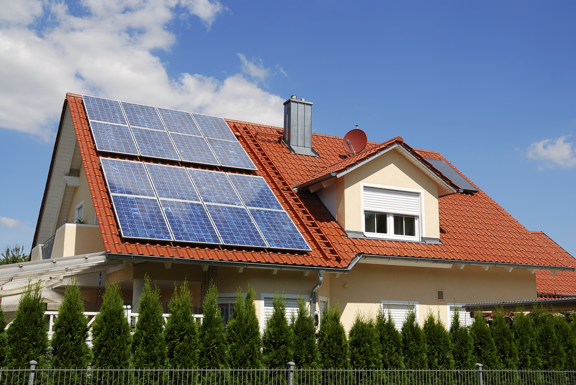 Casa en el campo con paneles solares en el tejado